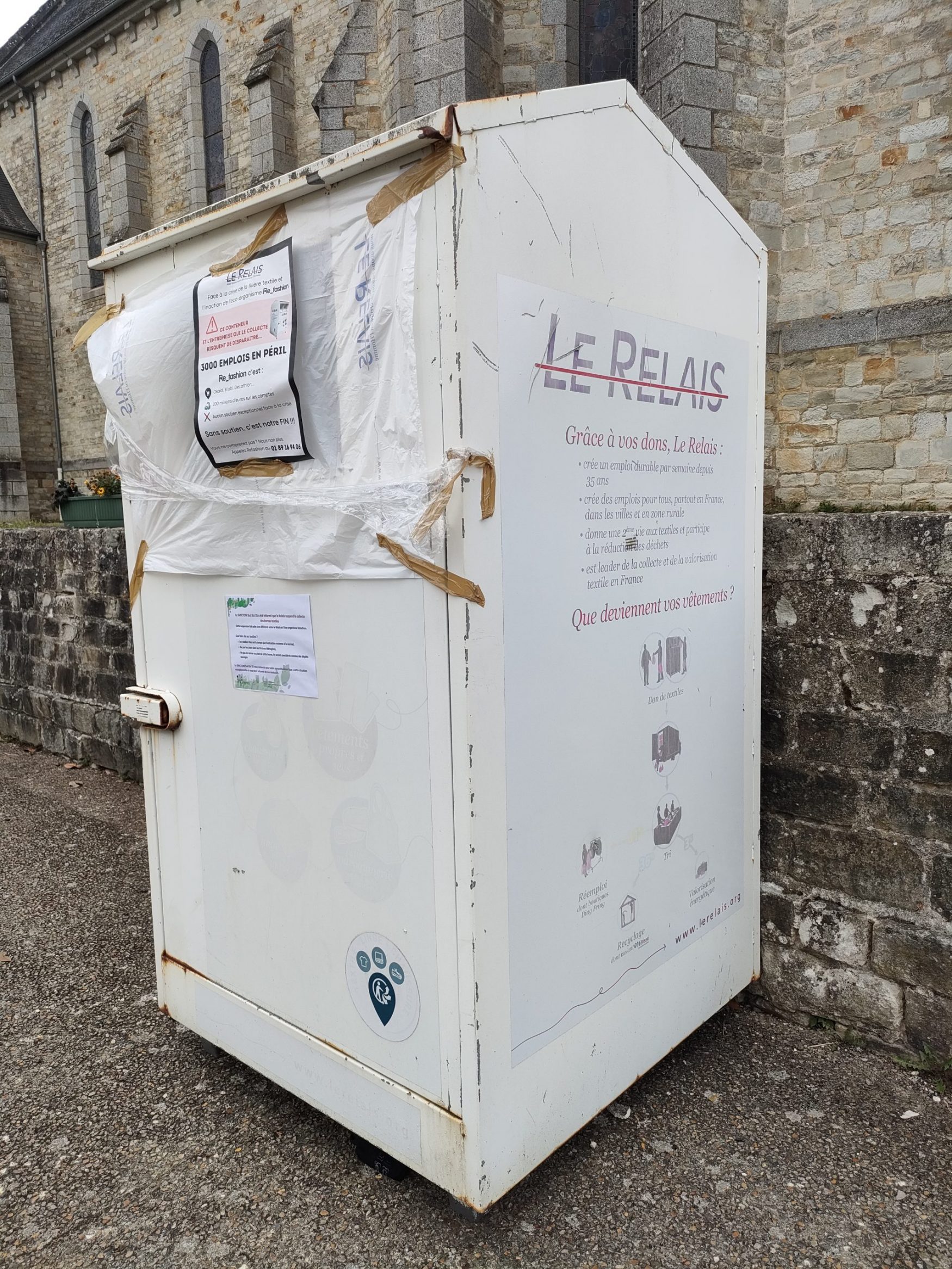 Lire la suite à propos de l’article Suspension des collectes des bornes textiles “Le Relais”